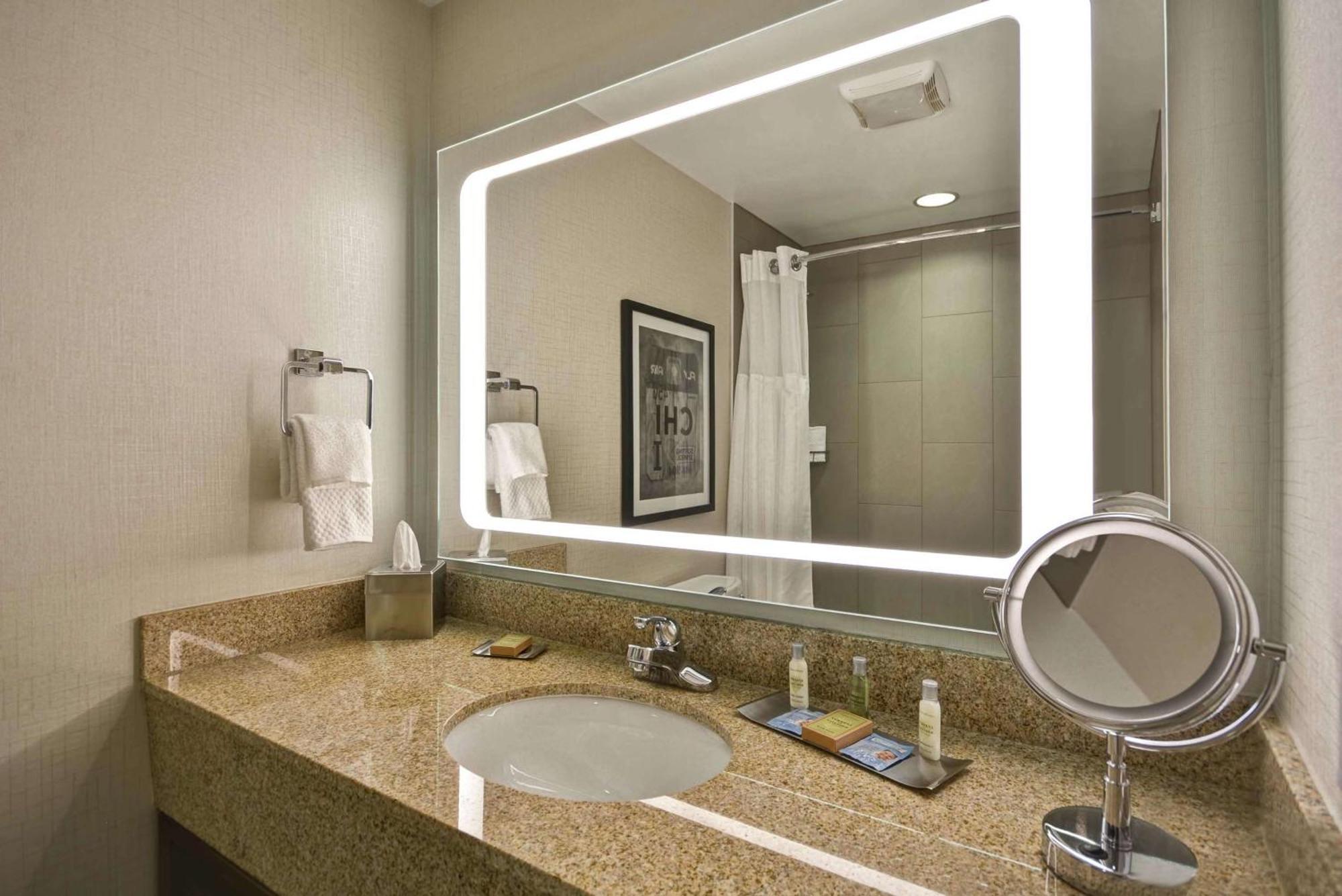 Hotel Doubletree By Hilton Chicago Midway Airport, Il Bedford Park Esterno foto